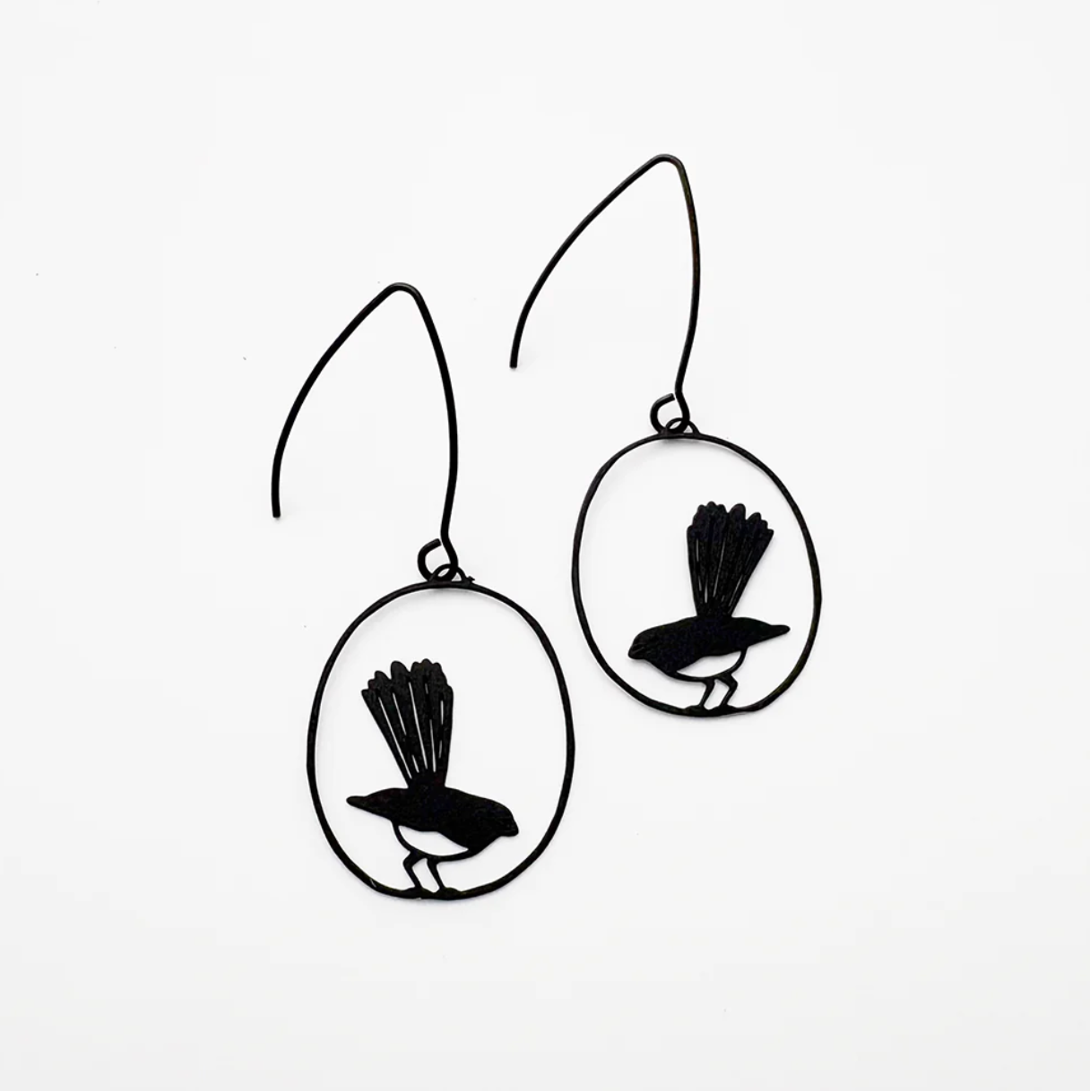 DENZ Mini Willy Wagtail earrings in Black
