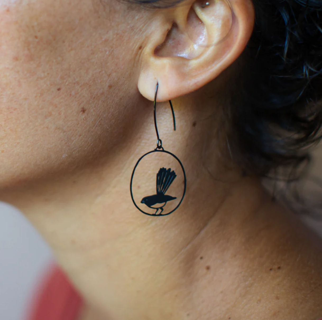 DENZ Mini Willy Wagtail earrings in Black