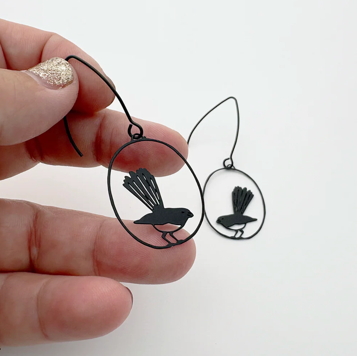 DENZ Mini Willy Wagtail earrings in Black
