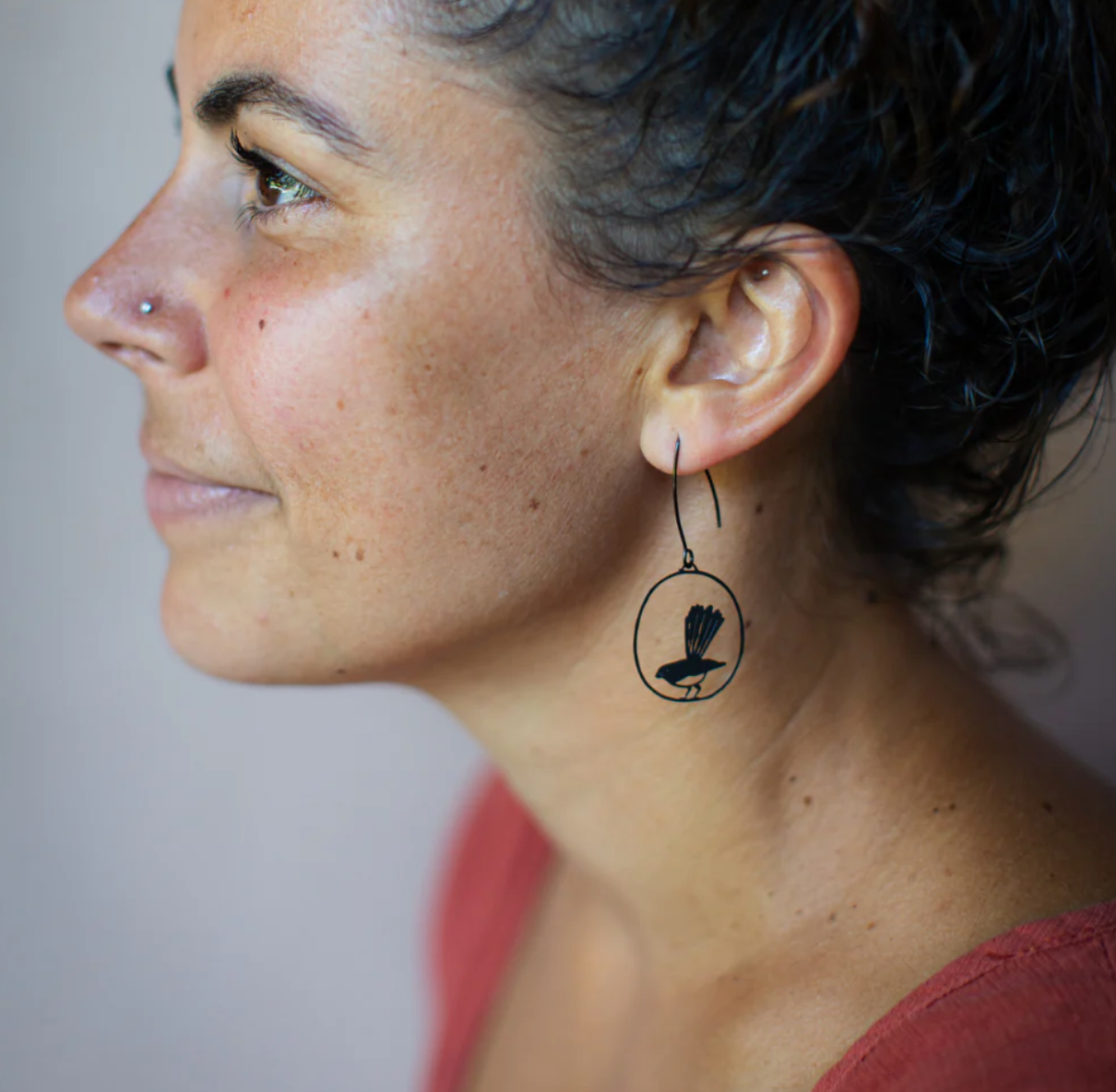 DENZ Mini Willy Wagtail earrings in Black